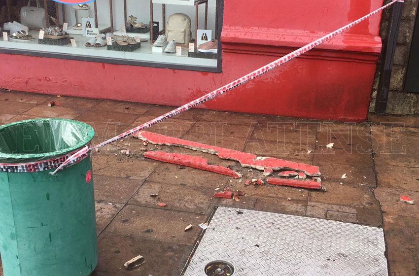Cayó la mampostería de un local de Güemes y lastimó a una mujer
