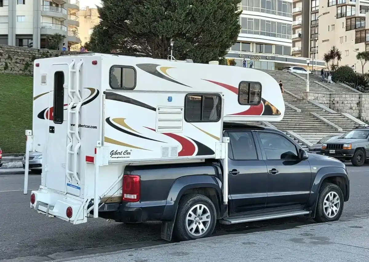 El proyecto busca habilitar que los motorhomes puedan estacionar frente a la línea de mar, algo actualmente prohibido.