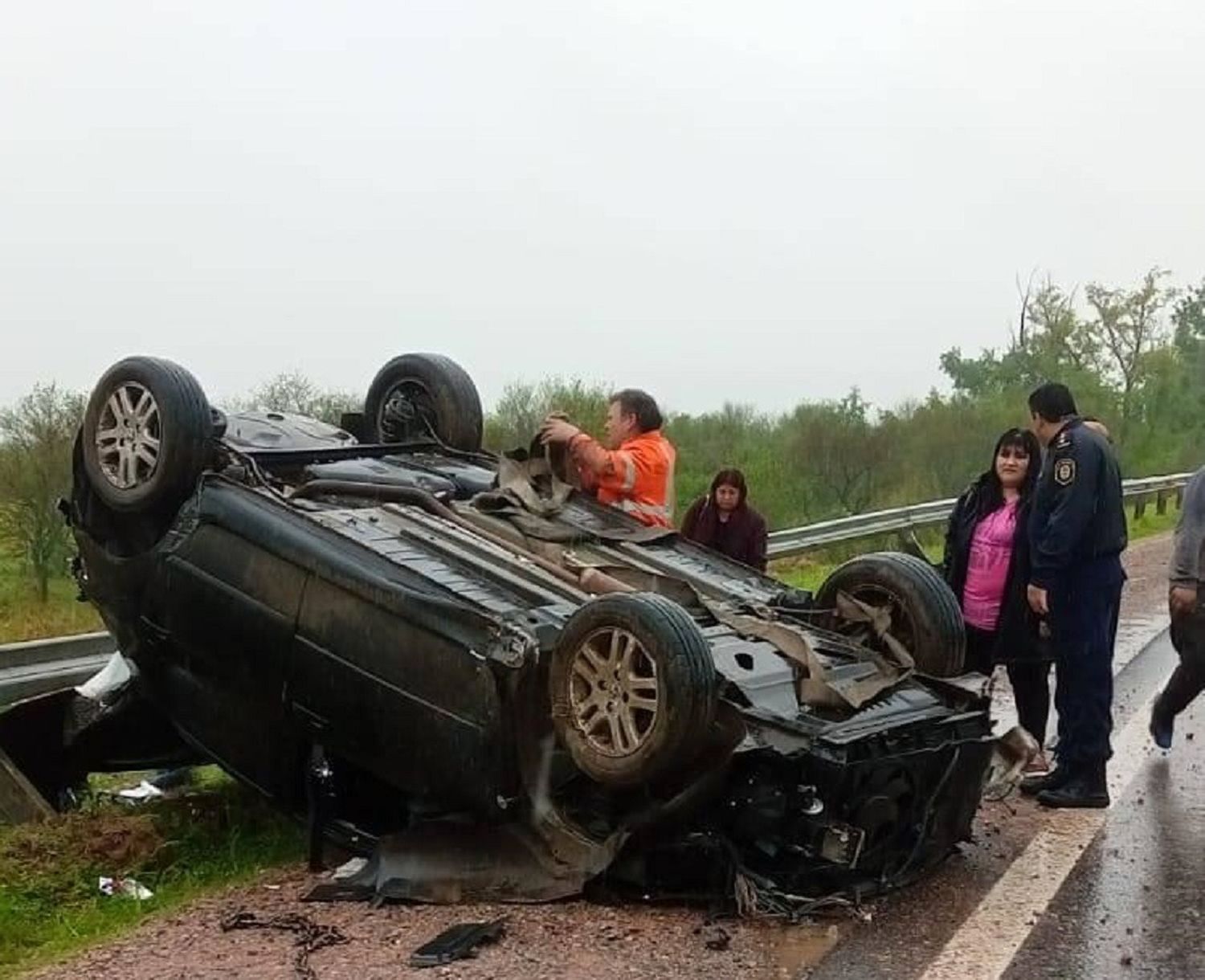 Espectacular vuelco de un auto: dos mujeres resultaron con lesiones y golpes