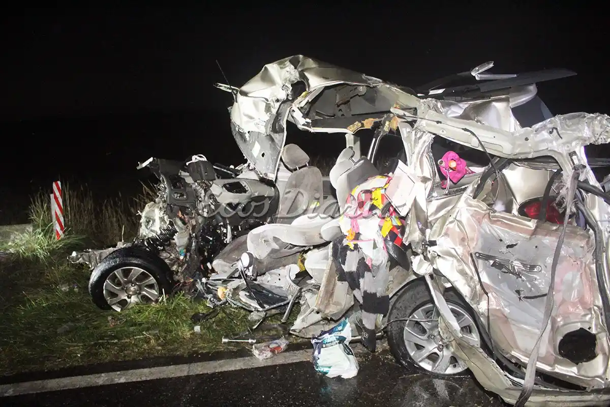 Irreconocible. El vehículo marca Chevrolet modelo Spin, en el que viajaban las víctimas fatales