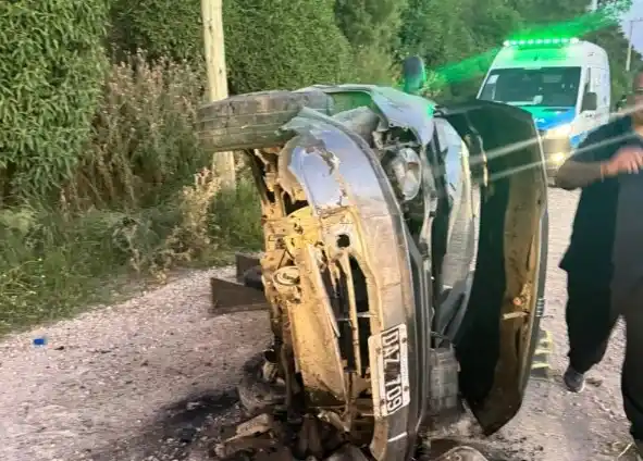 El joven conductor perdió el control del auto y volcó.