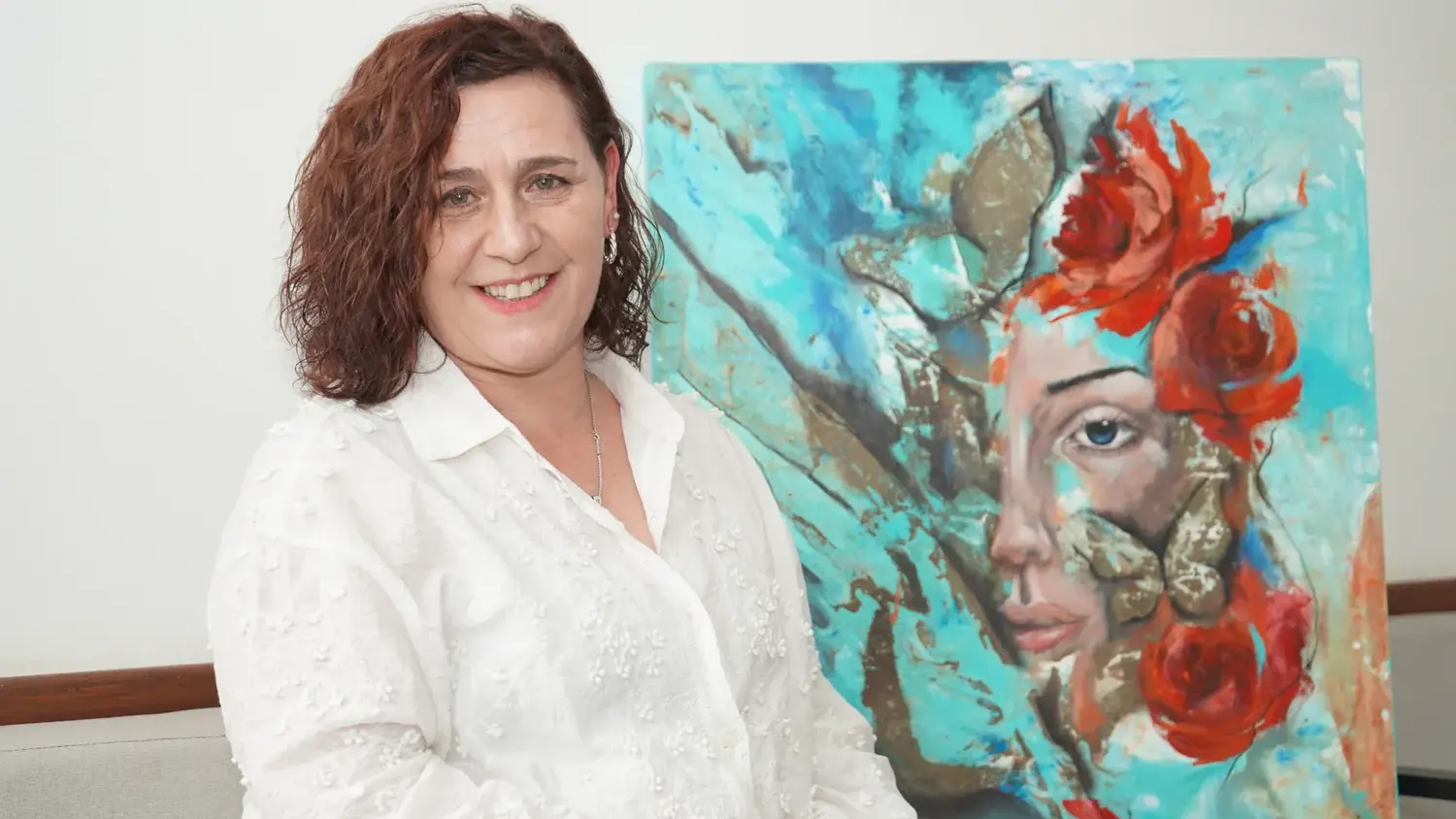 Junto a una de sus obras. Raquel Moroni, expresa sus sentimientos por la pintura