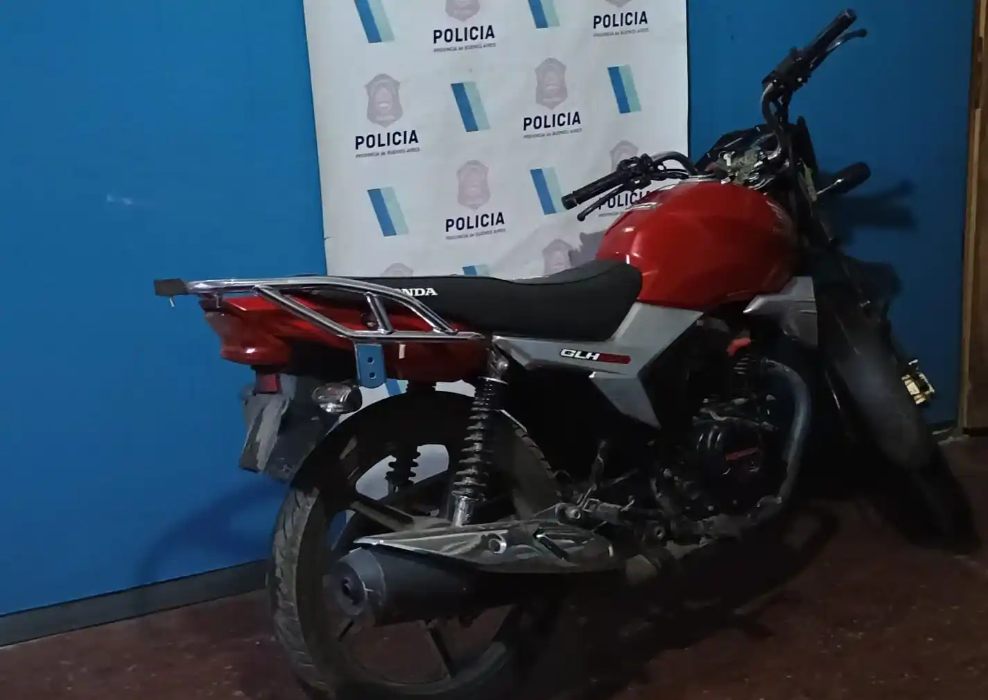 Efectivos realizaban tareas de prevención dentro de la jurisdicción de la Comisaría Quinta divisaron dos motocicletas de alta cilindrada que circulaban en actitud sospechosa.