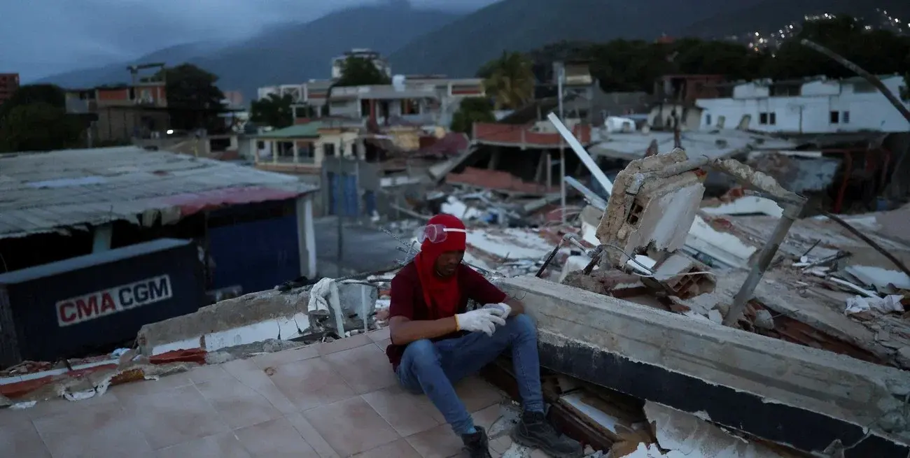Un rescatista se sienta sobre los escombros en medio de las operaciones de rescate después del terremoto del 24 de junio en La Guaira, Venezuela, este sábado.