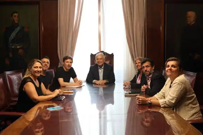 El intendente de La Plata recibió a Augusto Costa en el edificio municipal.