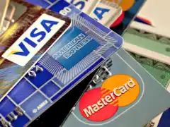 Comisiones: aumentan un 18 % en tarjetas y bancos