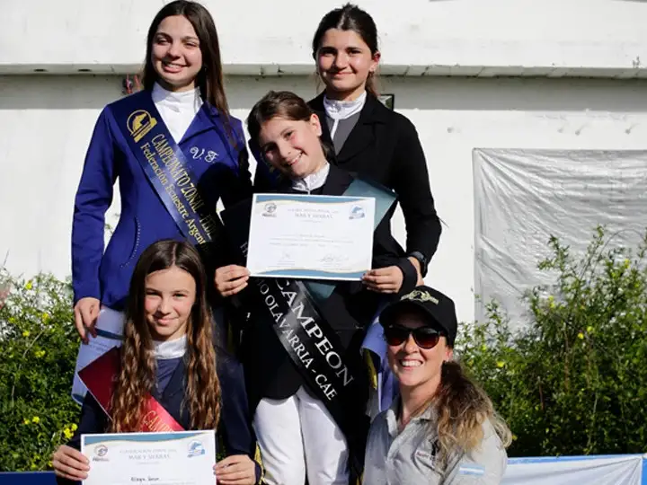 Las amazonas Azul Maisano, Francisca Trueba, Allegra Rocco y Victoria Fernández acompañadas por la Instructora Joana Lambert Cordero