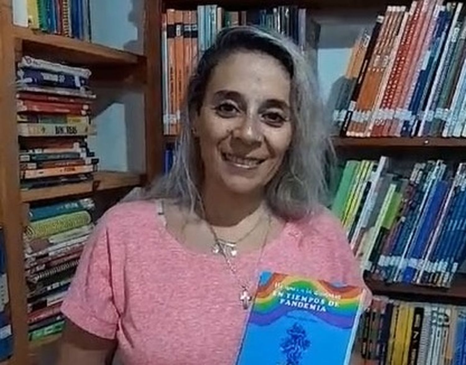 La historia de amor a distancia de dos mujeres es el primer libro sobre temática LGBTIQ+ de Gualeguaychú