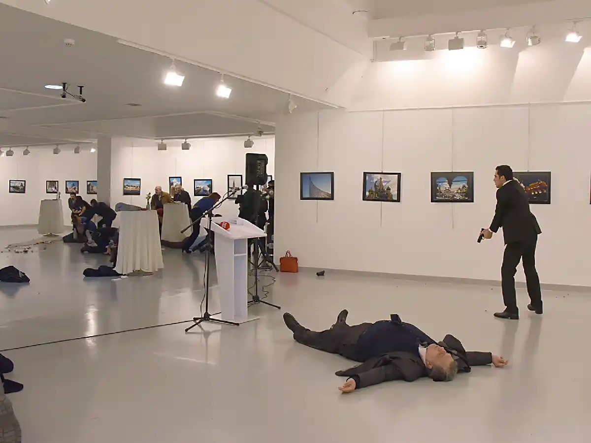 Un policía turco asesina a tiros al embajador ruso en Turquía durante una exhibición