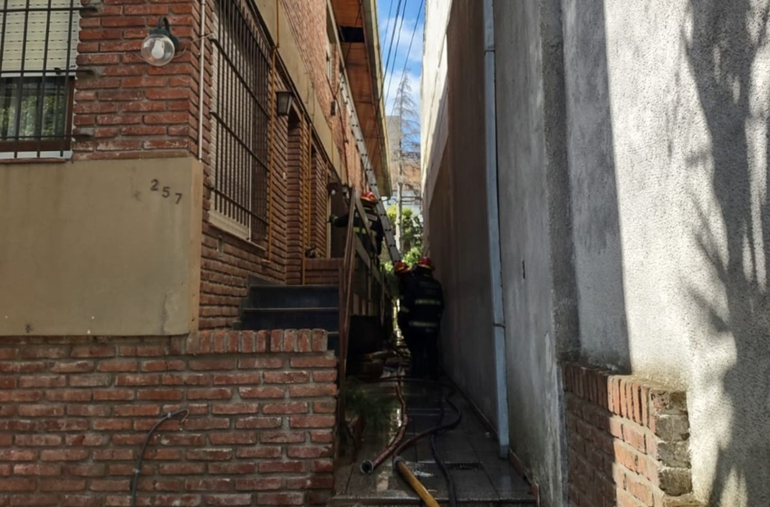 Un hombre sufrió quemaduras tras el incendio de su departamento