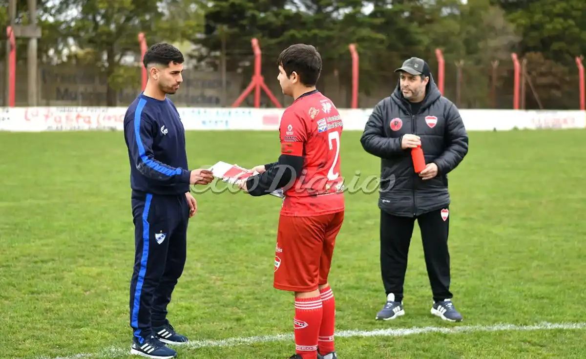 El capitán de Mataderos, entrega una ofrenda a Hernán Paicil, representante de Independiente de San Cayetano