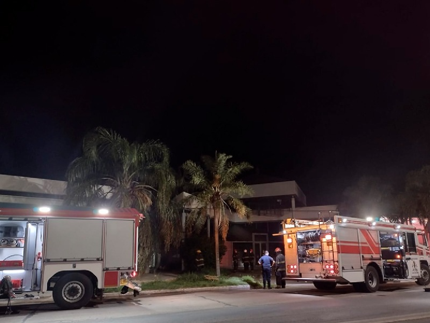 Investigan origen del incendio en la empresa de correo OCA