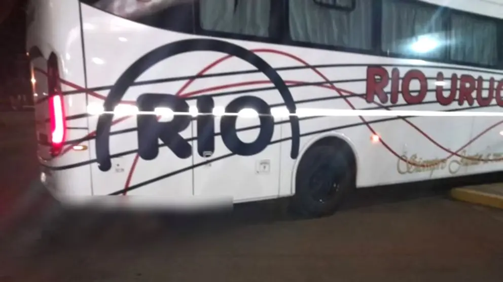 Horror y misterio en Corrientes: un micro llegó a una terminal arrastrando un cadáver debajo del chasis