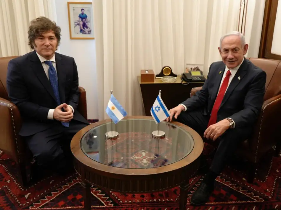 En su última actividad del miércoles, el líder argentino recibió el premio “Ciudadano Global 2025”.