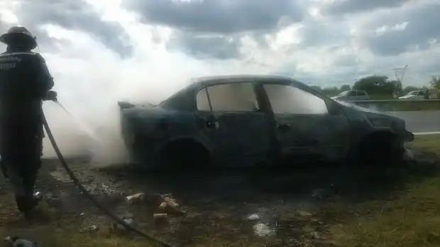 Los Bomberos de Ceibas extinguieron el fuego en un auto sobre la Ruta 12