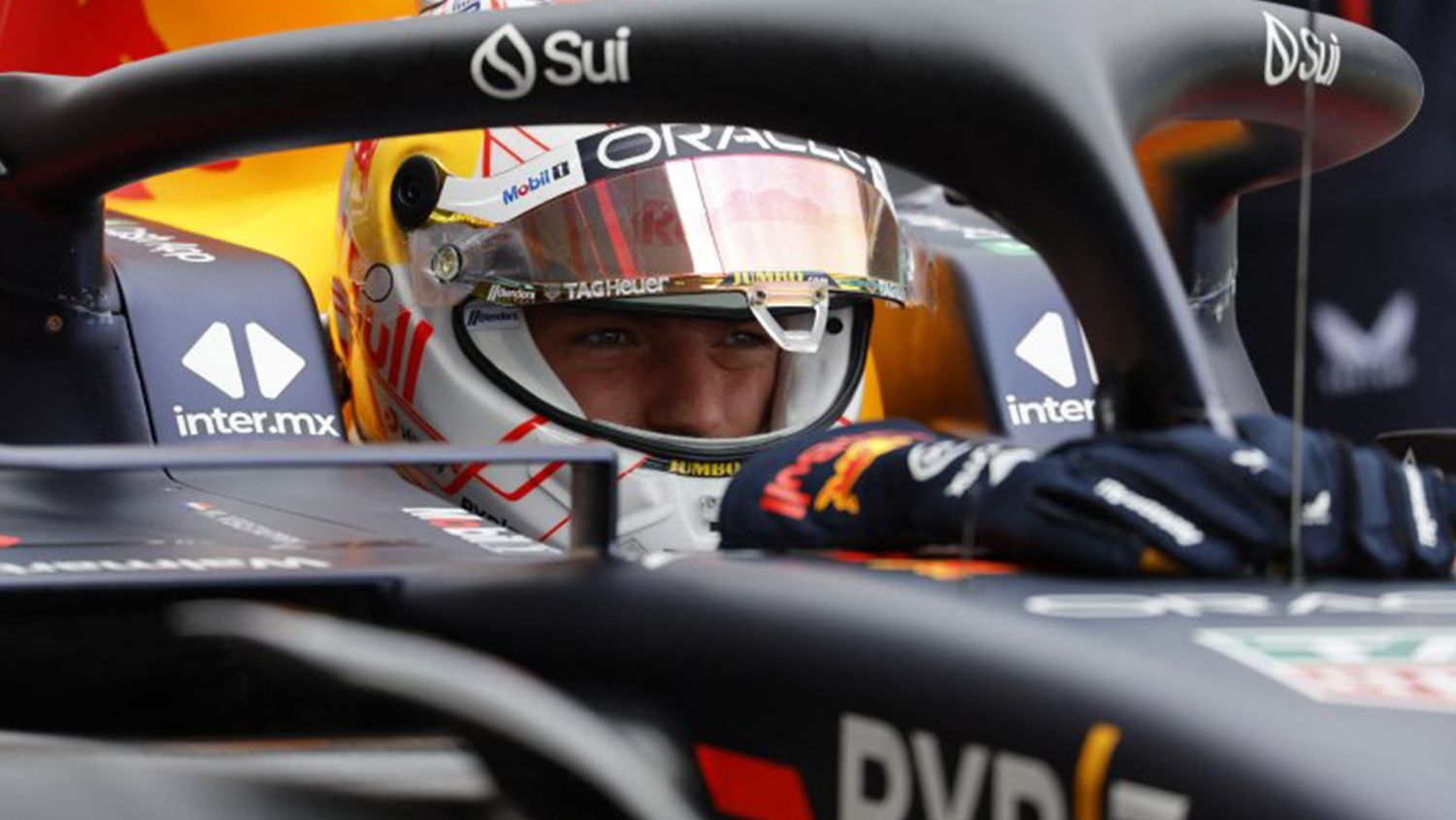 Max Verstappen de Red Bull en boxes durante los entrenamientos