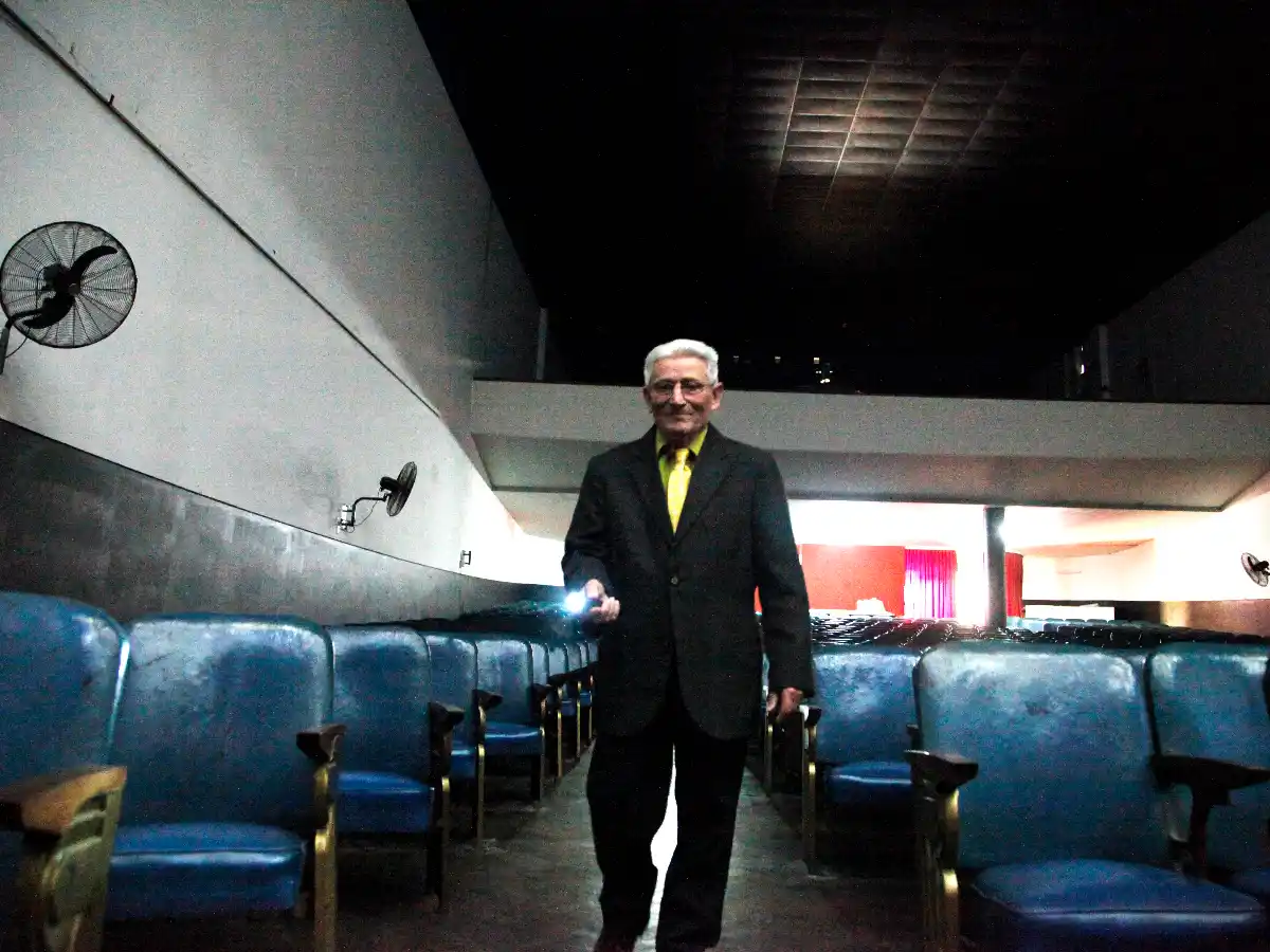 El acomodador: un trabajo que  sobrevive en los pasillos del Mayo