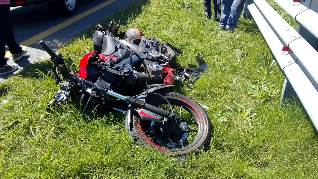 Iba en moto, se quedó dormido y se chocó un guardarraíl de la Ruta 14: quedó internado