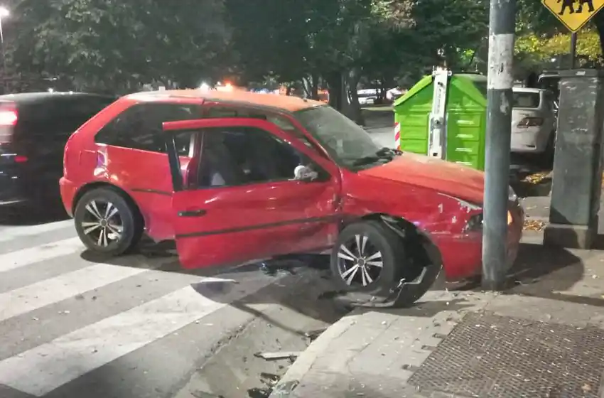 Un auto terminó en la vereda tras un espectacular triple choque en Córdoba y Alsina