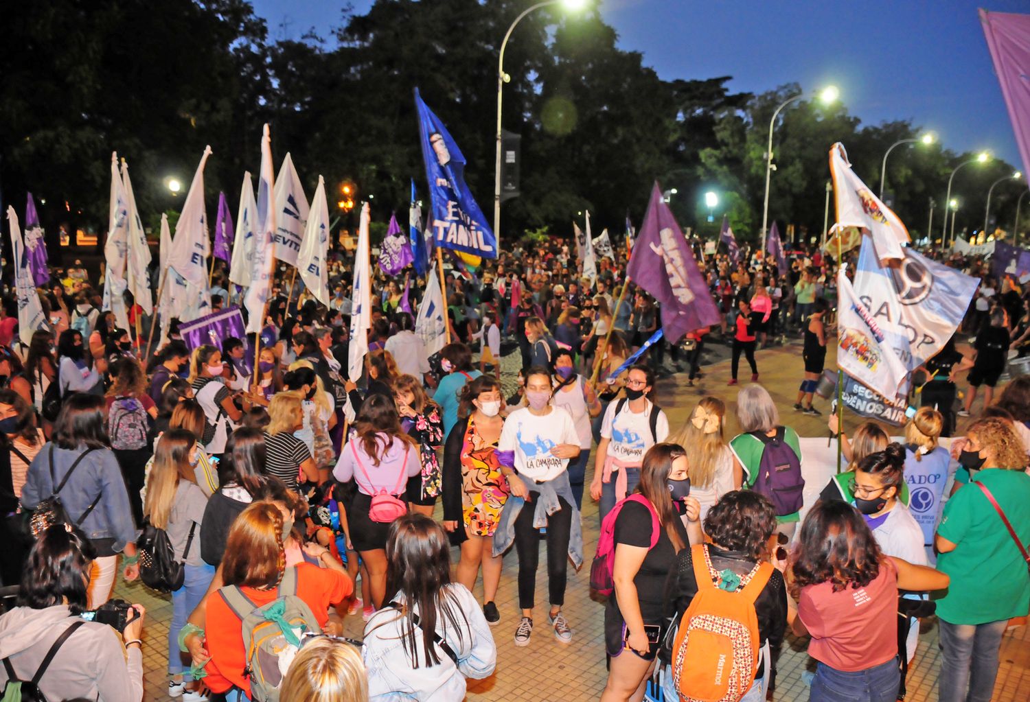 La desigualdad económica, la precarización laboral y las tareas de cuidado en los ejes del 8M