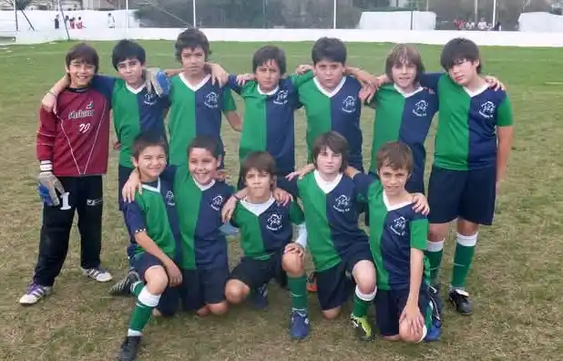 Con sus compañerosa de la Escuelita de Fútbol de Smash-