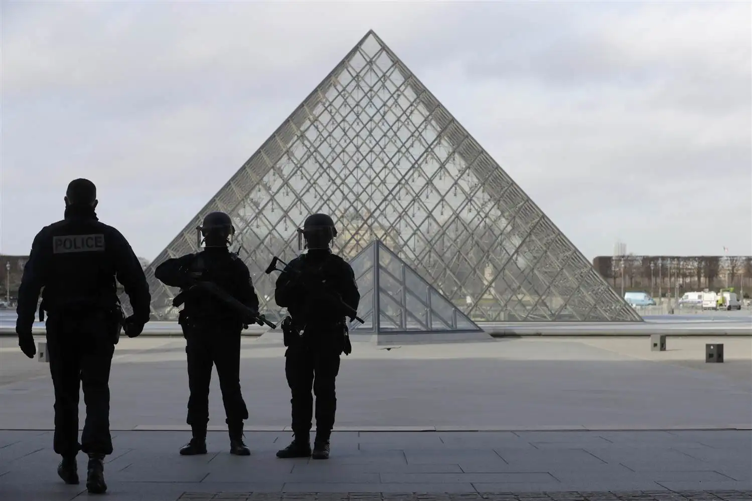 Un soldado francés dispara contra un hombre en el Louvre