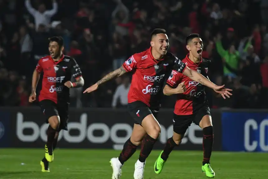 En los penales, Colón dio el salto hacia otra instancia