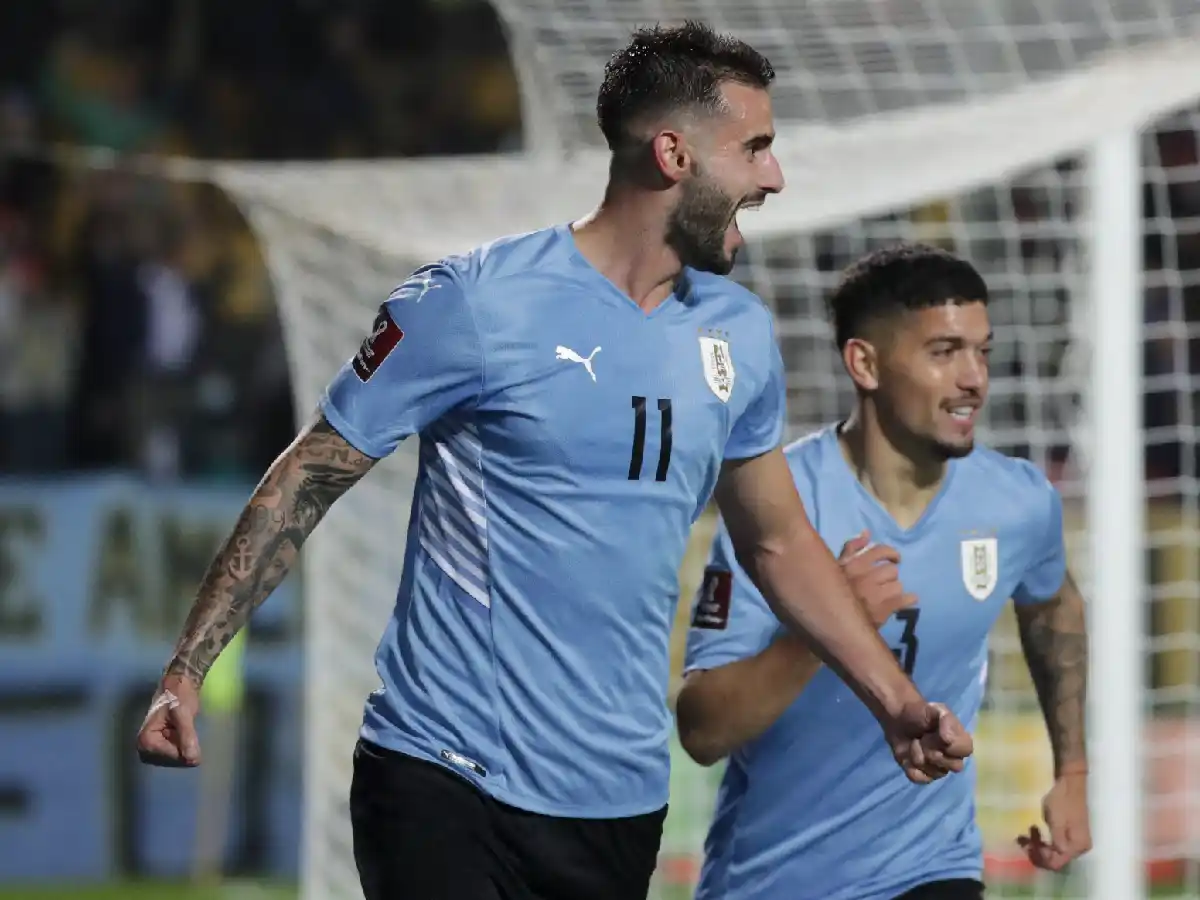 De forma agónica, Uruguay logró un triunfo clave