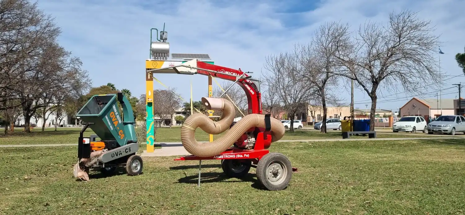 Una chipeadora de ramas y aspiradora de hojas junto a la estación solar