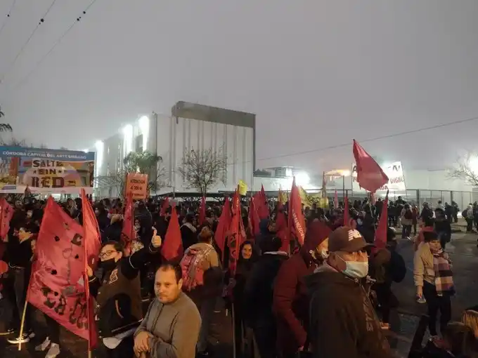 Protestan frente a la empresa Arcor en Tigre: Piden bajar los precios de los alimentos y la quita del 21% del IVA