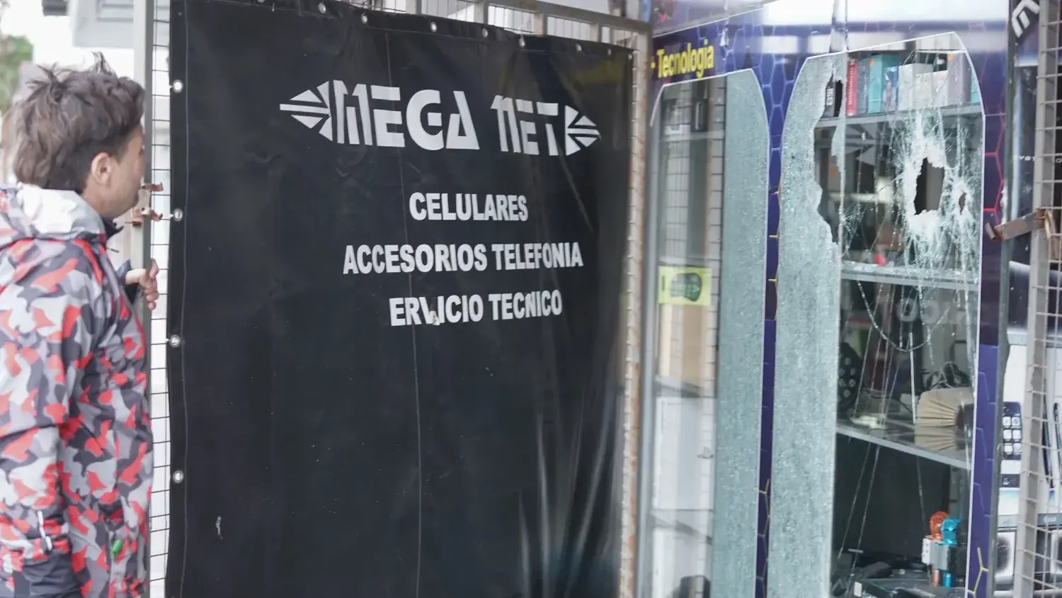 El comerciante Sebastián Copperi muestra a los periodistas de Ecos Diarios los daños ocasionados