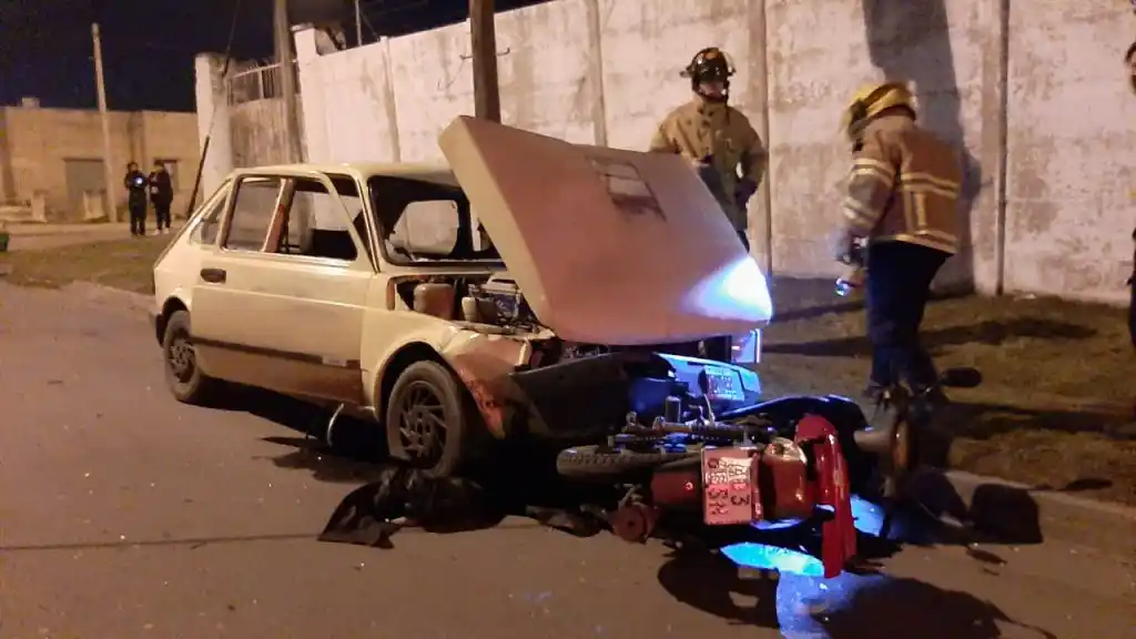 Un menor con graves  heridas tras un choque  en Mosconi y Nigro