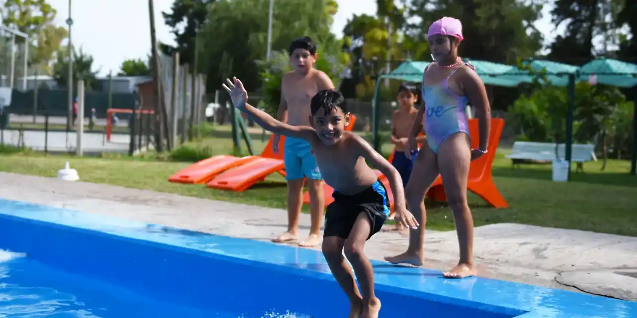 Actividades acuáticas y recreativas para grandes y chicos