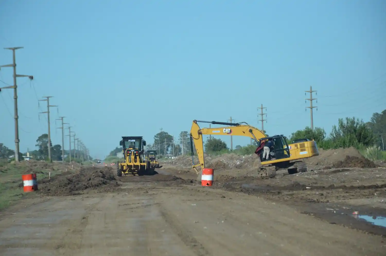 Las máquinas trabajan a pleno en esta importante arteria.