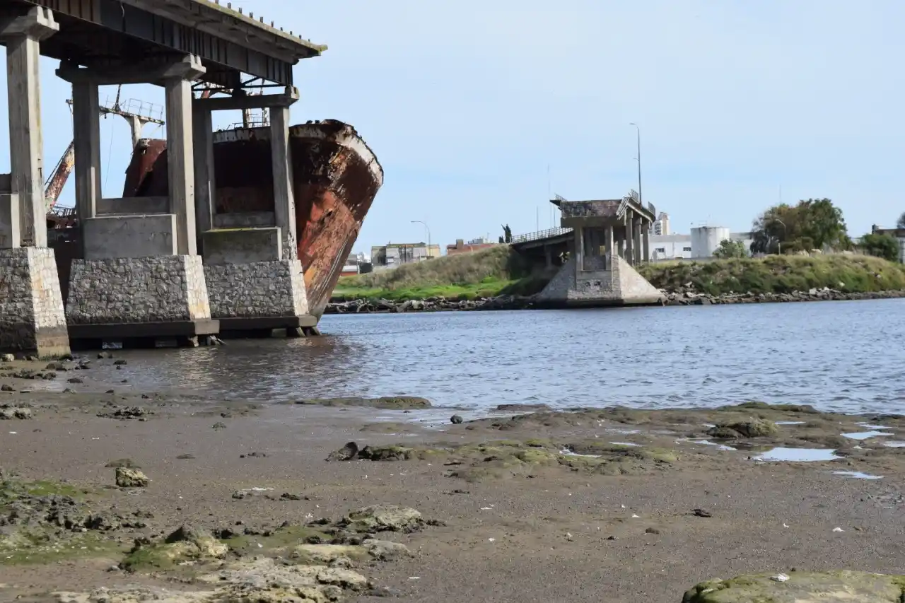 Quitan el buque encallado con miras a la construcción del nuevo puente