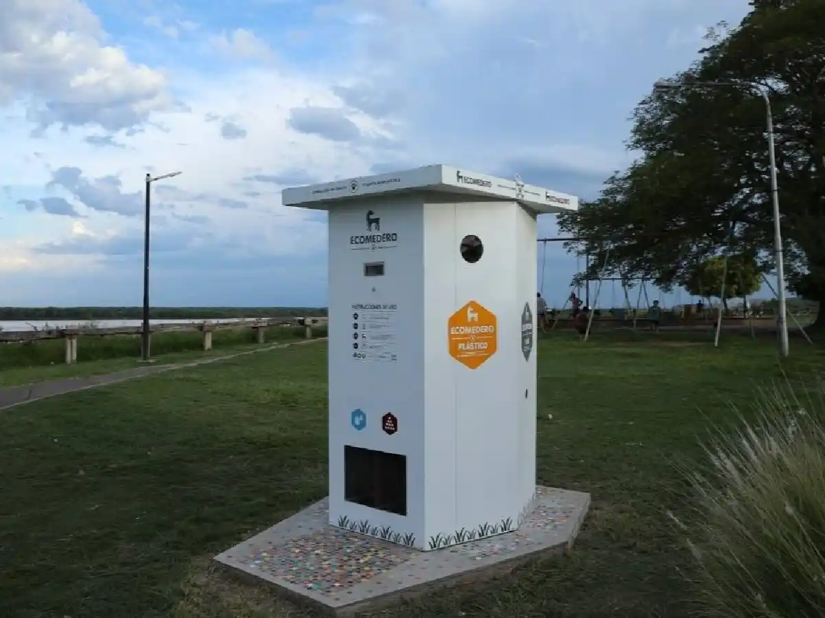 Inauguran comedero ecológico para perros callejeros