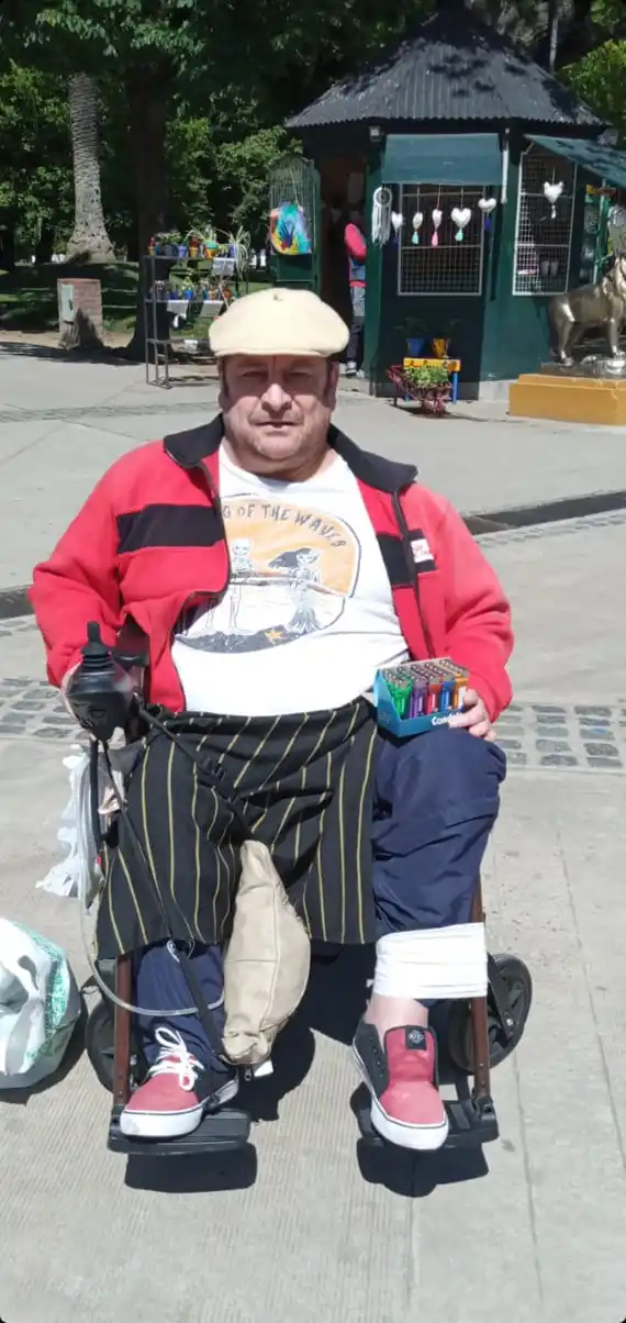 Vendedor callejero necesita ayuda para pagar el geriátrico