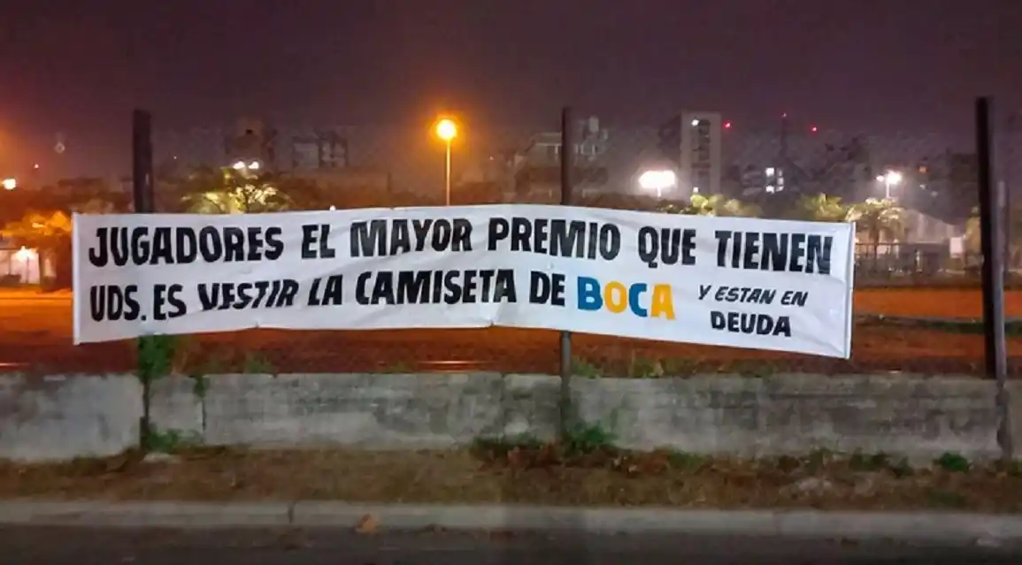 Clima raro en Boca: colgaron un pasacalle contra los futbolistas por el reclamo de los premios