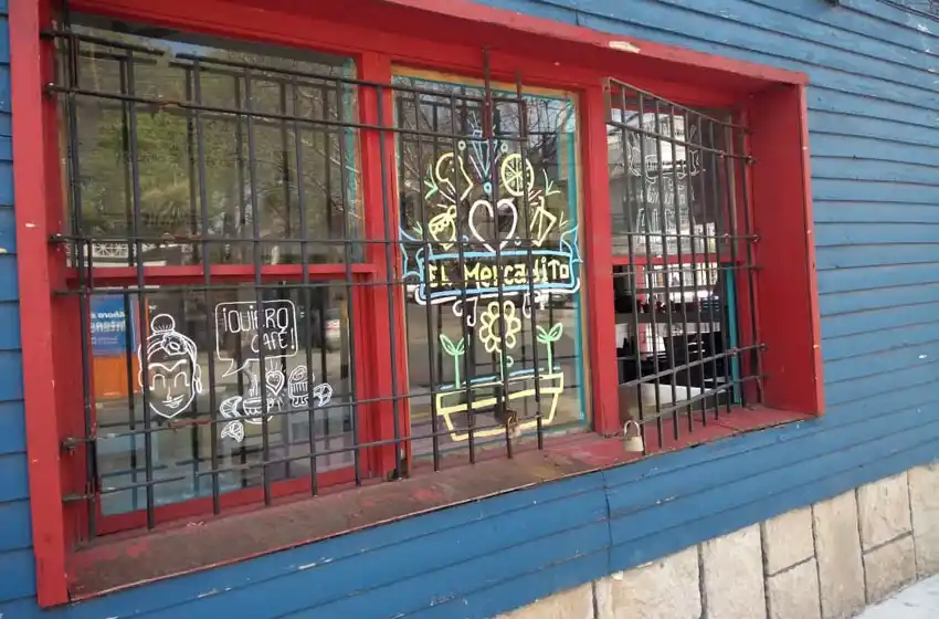 Robaron un bar cultural y quisieron incendiarlo