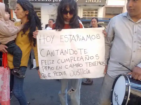 La familia de Jesica Bravo marchó frente a Tribunales