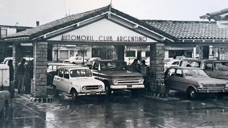 Sede en Necochea. El 31 de enero de 1942 el Automóvil Club Argentino Balneario top. El ACA lo inauguró en enero de 1975 inauguró su estación de servicio en 59 y 48