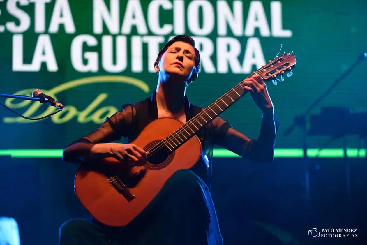 La guitarrista chascomunense Mirta Álvarez se presenta este sábado en el teatro municipal Brazzola