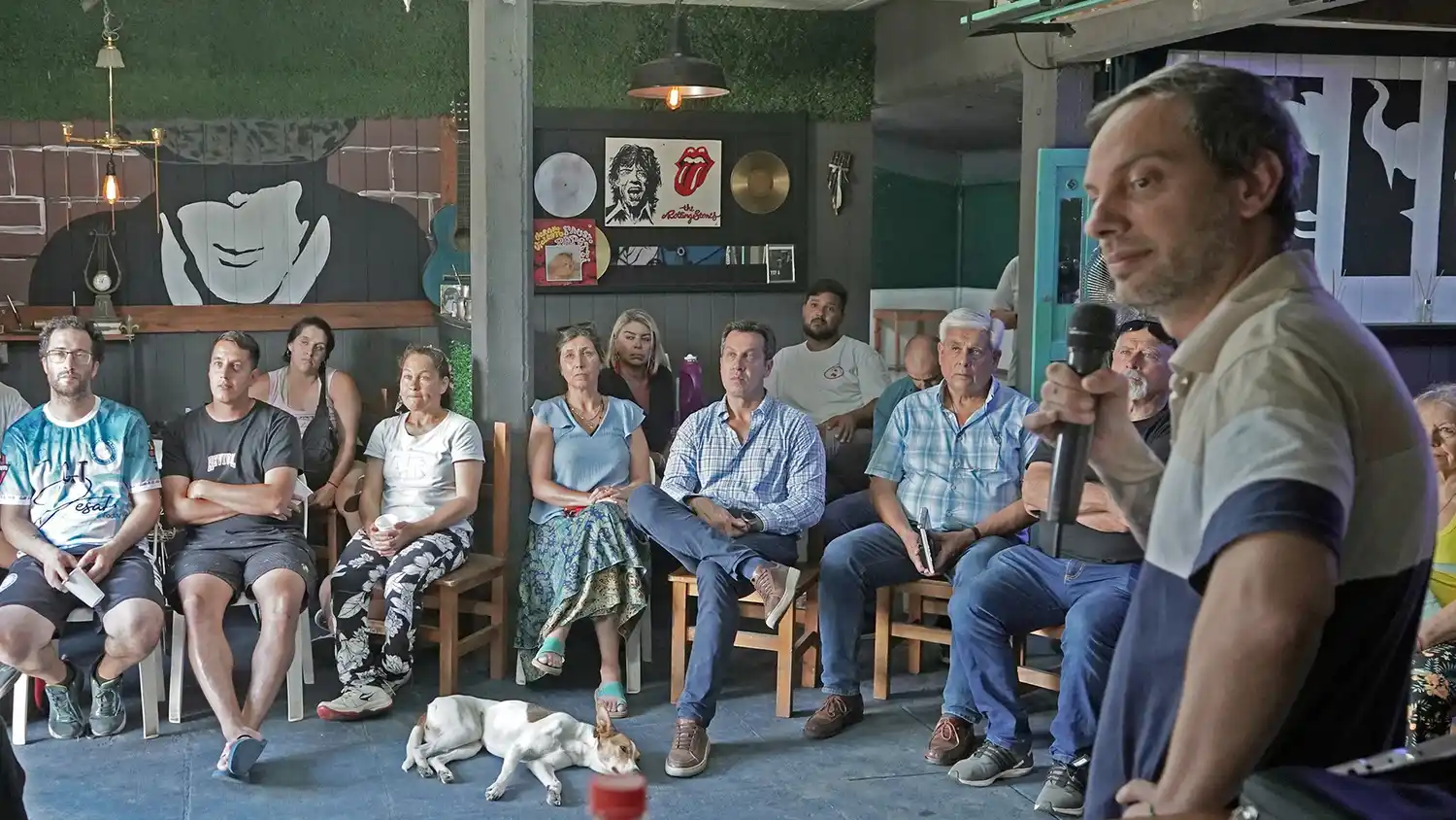 Con atención. Los vecinos escuchan la propuesta junto a Antenucci, Rojas y Vázquez