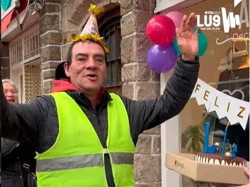 Sorpresa en San Luis al 2100: comerciantes y vecinos le organizaron un cumpleaños a Tito, el cuidacoches de la cuadra
