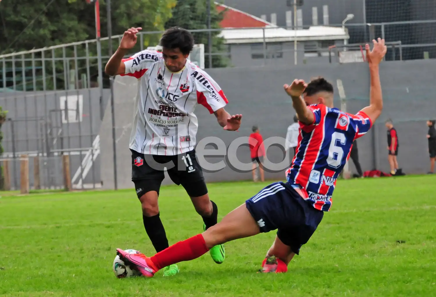 Arbert se juega todo abajo para frenar a Cortadi.