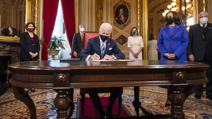 Biden anuncia que pasajeros que viajen a EEUU deberán hacer cuarentena a su llegada al país