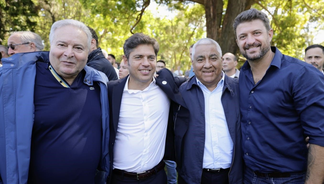 Salazar posó con Kicillof junto a otros intendentes.