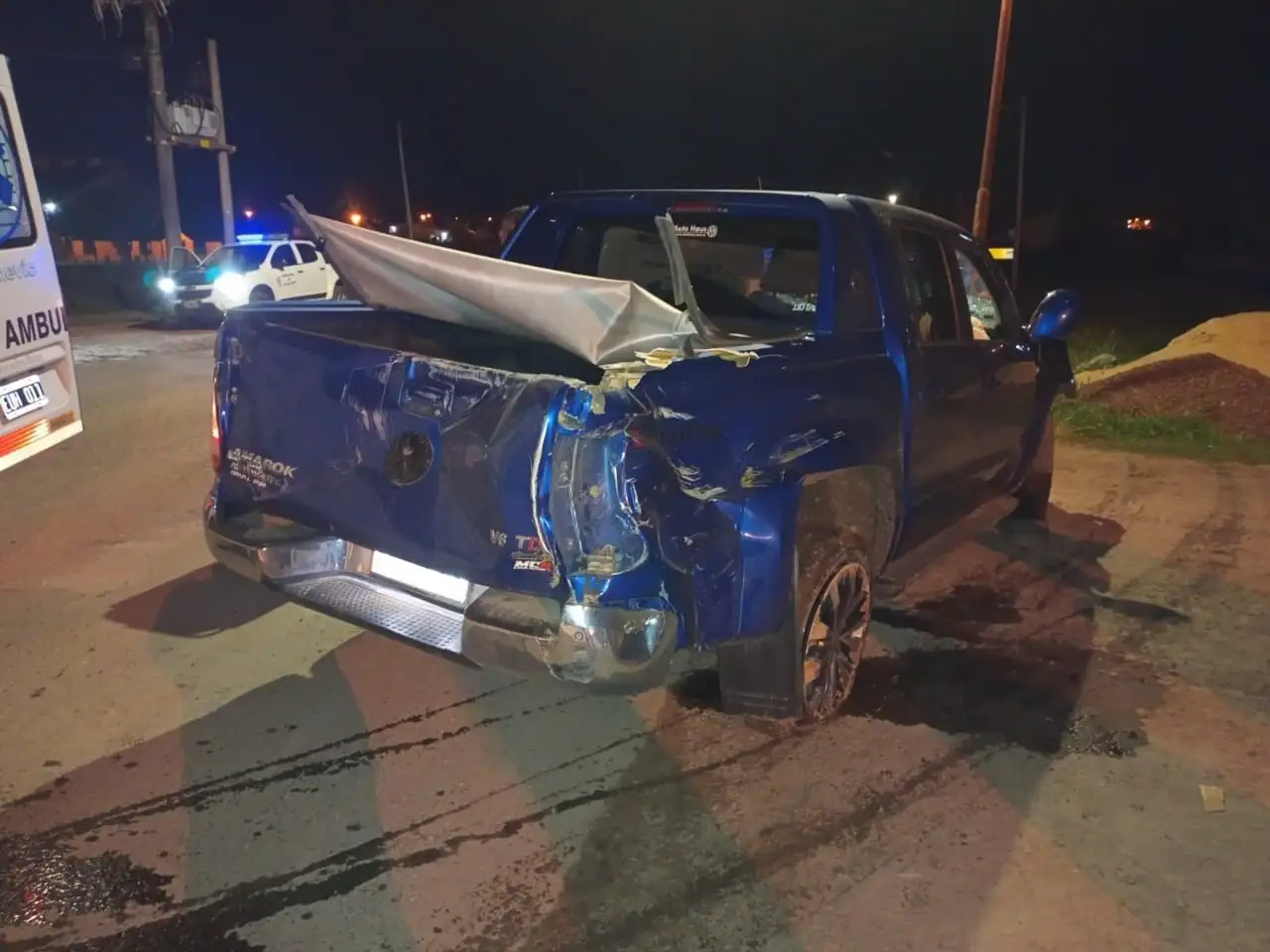 Camioneta quedó destrozada tras chocar contra un carretón