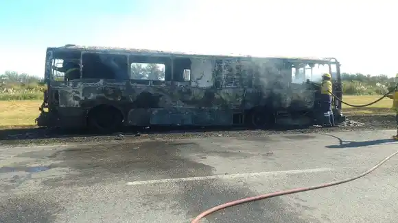Gran susto sobre la Ruta Nacional 34: por un desperfecto mecánico, un motorhome quedó envuelto por las llamas