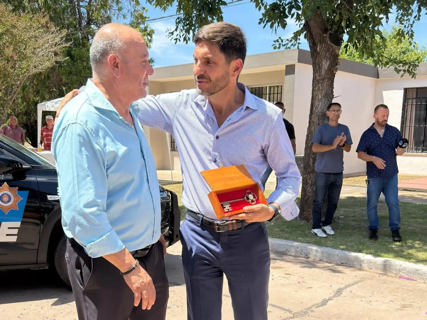 El Gobernador junto al Presidente comunal.